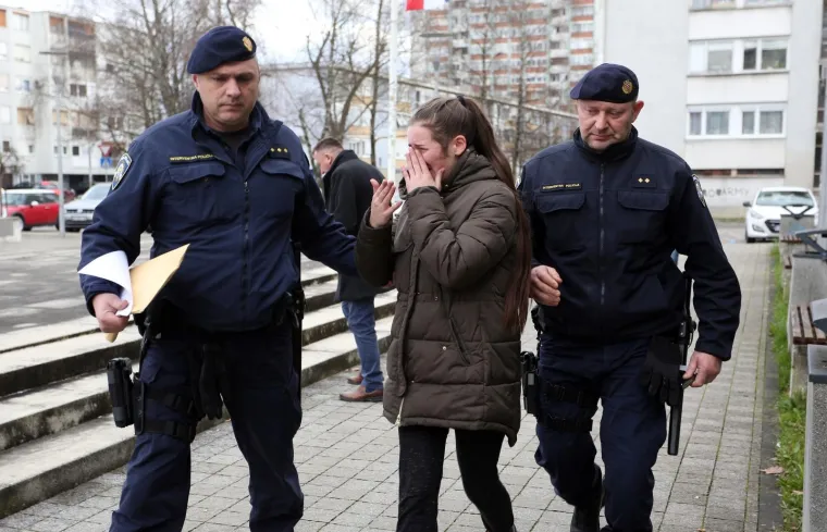 Te&scaron;ka ozljeda glave i prijelomi lica: Djevojka koja je pregazila policajca i pobjegla, plakala dok su je privodili