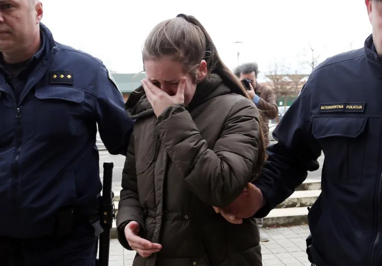 Te&scaron;ka ozljeda glave i prijelomi lica: Djevojka koja je pregazila policajca i pobjegla, plakala dok su je privodili