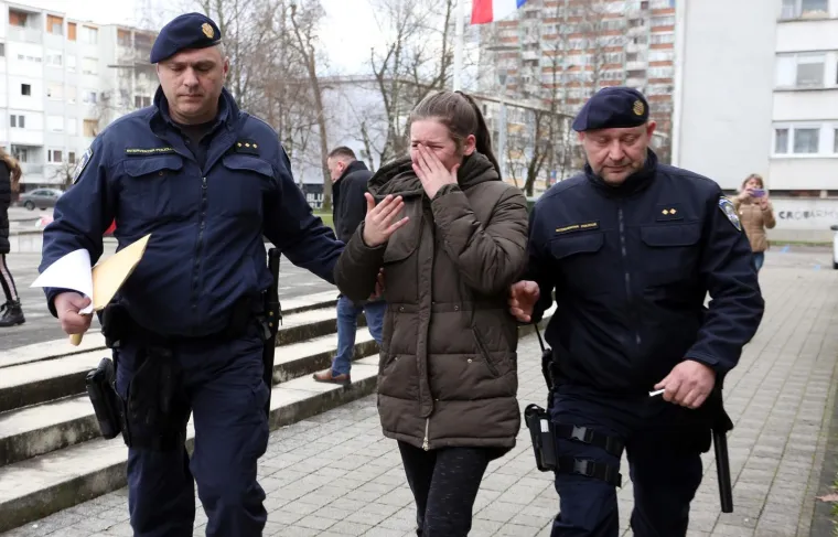 Te&scaron;ka ozljeda glave i prijelomi lica: Djevojka koja je pregazila policajca i pobjegla, plakala dok su je privodili