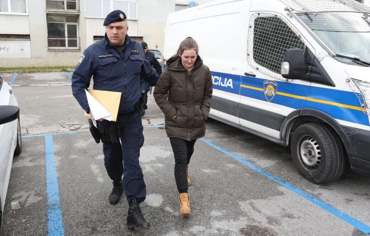 Te&scaron;ka ozljeda glave i prijelomi lica: Djevojka koja je pregazila policajca i pobjegla, plakala dok su je privodili