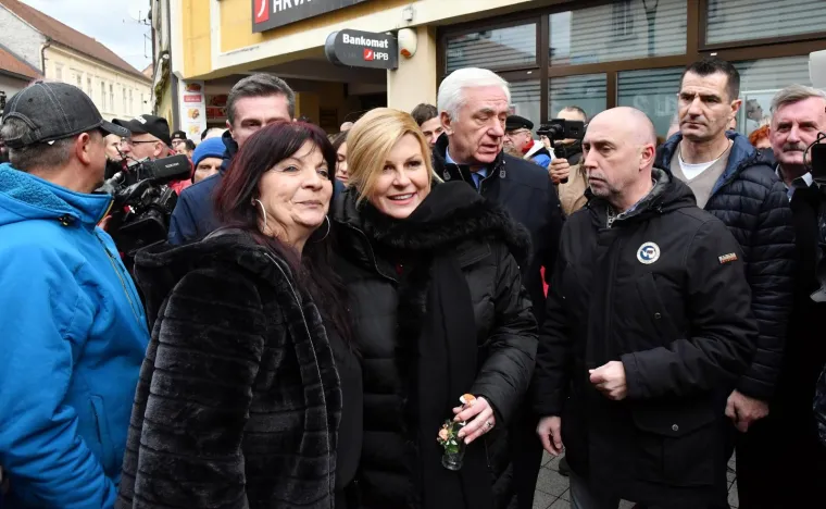 Grabar Kitarović fotografirala se s Požežanima.
