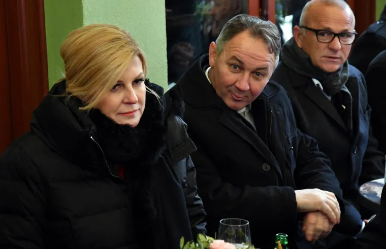 U Požegi je popila kavu u društvu saborskog zastupnika Steve Culeja, koji je u prvom krugu podržavao Miroslava Škoru.
