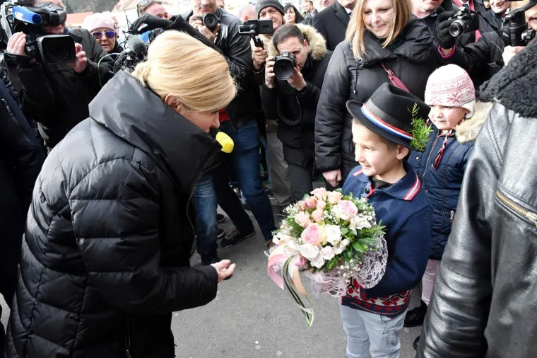 Grabar Kitarović posjetila Požegu i Pleternicu, družila se s Culejom i pozdravila s Franjom Lucićem