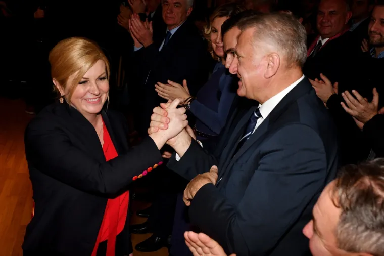 Grabar Kitarović u Pleternici se srdačno pozdravila s tamošnjim istaknutim HDZ-ovcem Franjom Lucićem.