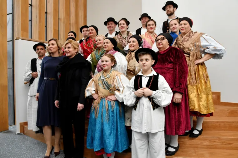 Grabar Kitarović posjetila Požegu i Pleternicu, družila se s Culejom i pozdravila s Franjom Lucićem
