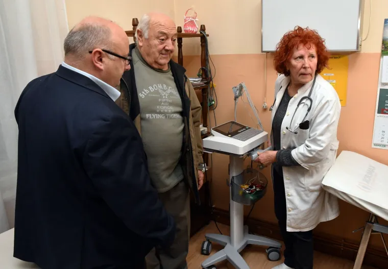 Poklon za Božić! Umirovljenik, povratnik iz &Scaron;vicarske, kupio je novi EKG uređaj Domu zdravlja