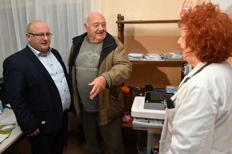 Poklon za Božić! Umirovljenik, povratnik iz &Scaron;vicarske, kupio je novi EKG uređaj Domu zdravlja