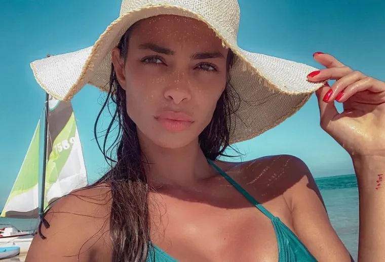 [FOTO] DANI ALVES SE NIJE MOGAO SUZDRŽATI PORED VRUĆE SUPRUGE: Par nije znao da ih snimaju na plaži