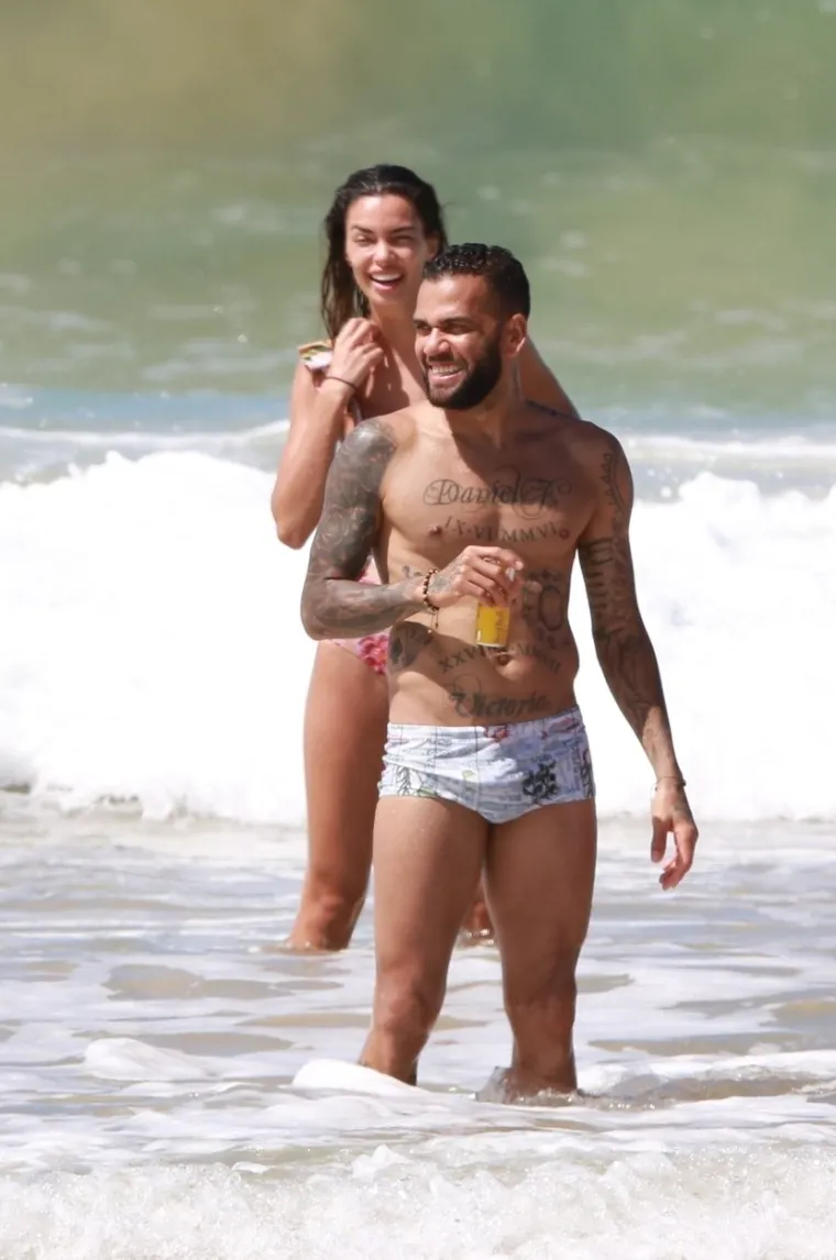 [FOTO] DANI ALVES SE NIJE MOGAO SUZDRŽATI PORED VRUĆE SUPRUGE: Par nije znao da ih snimaju na plaži