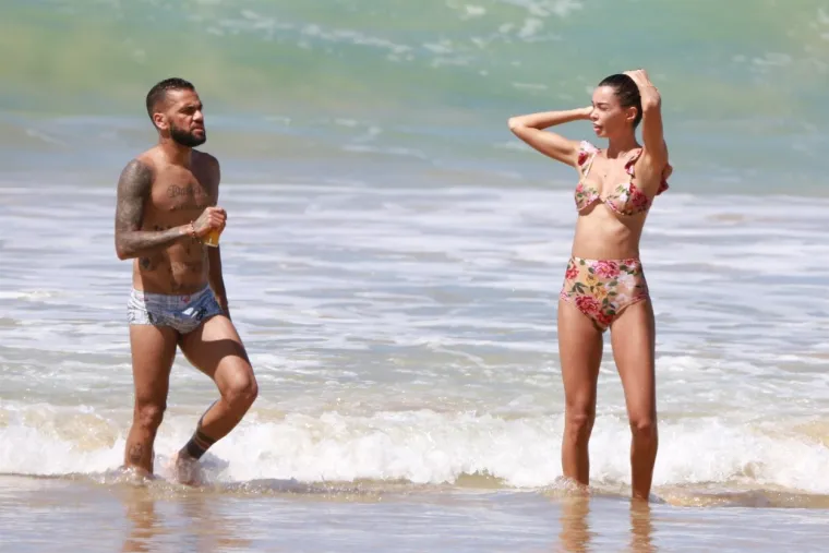 [FOTO] DANI ALVES SE NIJE MOGAO SUZDRŽATI PORED VRUĆE SUPRUGE: Par nije znao da ih snimaju na plaži