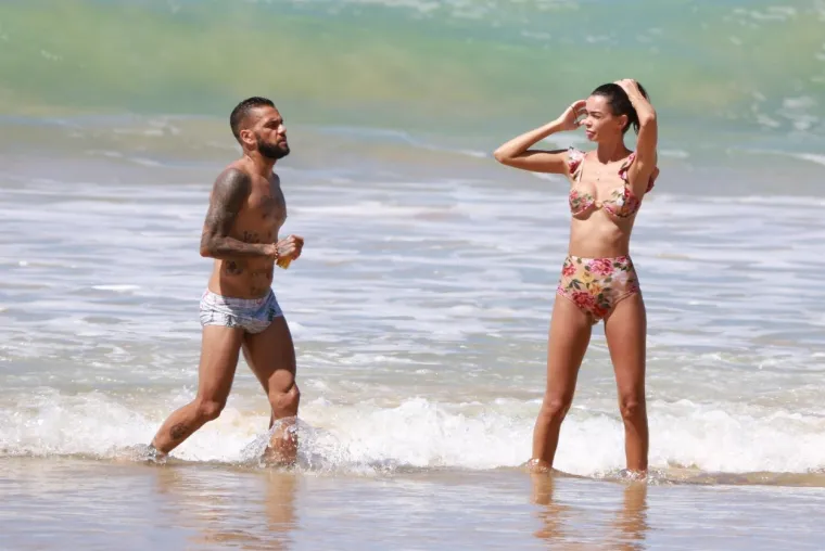 [FOTO] DANI ALVES SE NIJE MOGAO SUZDRŽATI PORED VRUĆE SUPRUGE: Par nije znao da ih snimaju na plaži