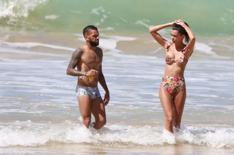 [FOTO] DANI ALVES SE NIJE MOGAO SUZDRŽATI PORED VRUĆE SUPRUGE: Par nije znao da ih snimaju na plaži