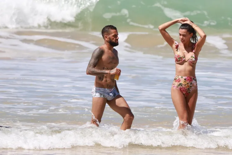 [FOTO] DANI ALVES SE NIJE MOGAO SUZDRŽATI PORED VRUĆE SUPRUGE: Par nije znao da ih snimaju na plaži