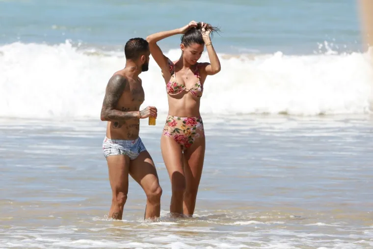 [FOTO] DANI ALVES SE NIJE MOGAO SUZDRŽATI PORED VRUĆE SUPRUGE: Par nije znao da ih snimaju na plaži