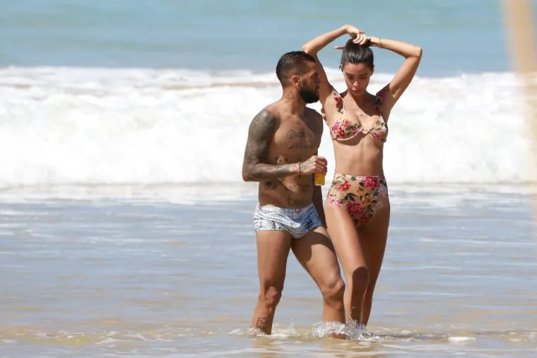 [FOTO] DANI ALVES SE NIJE MOGAO SUZDRŽATI PORED VRUĆE SUPRUGE: Par nije znao da ih snimaju na plaži