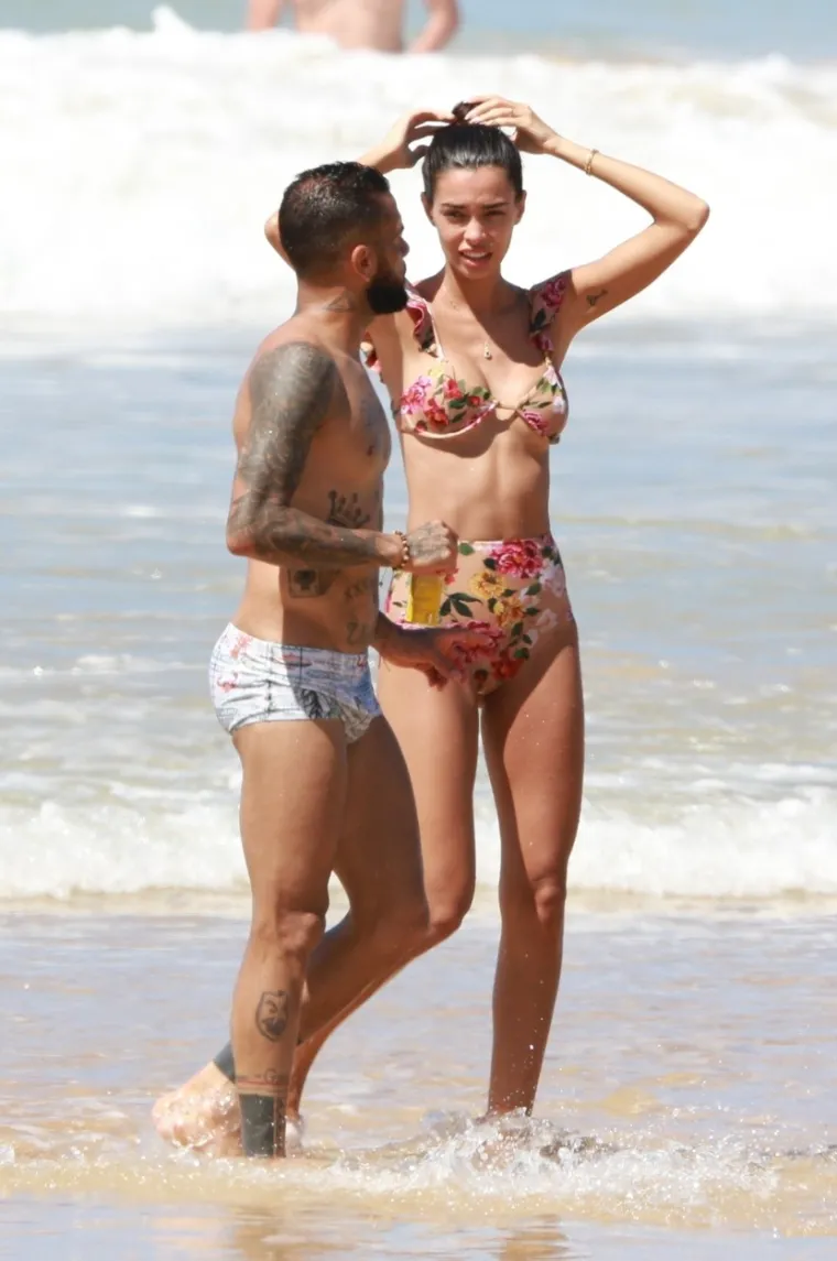 [FOTO] DANI ALVES SE NIJE MOGAO SUZDRŽATI PORED VRUĆE SUPRUGE: Par nije znao da ih snimaju na plaži