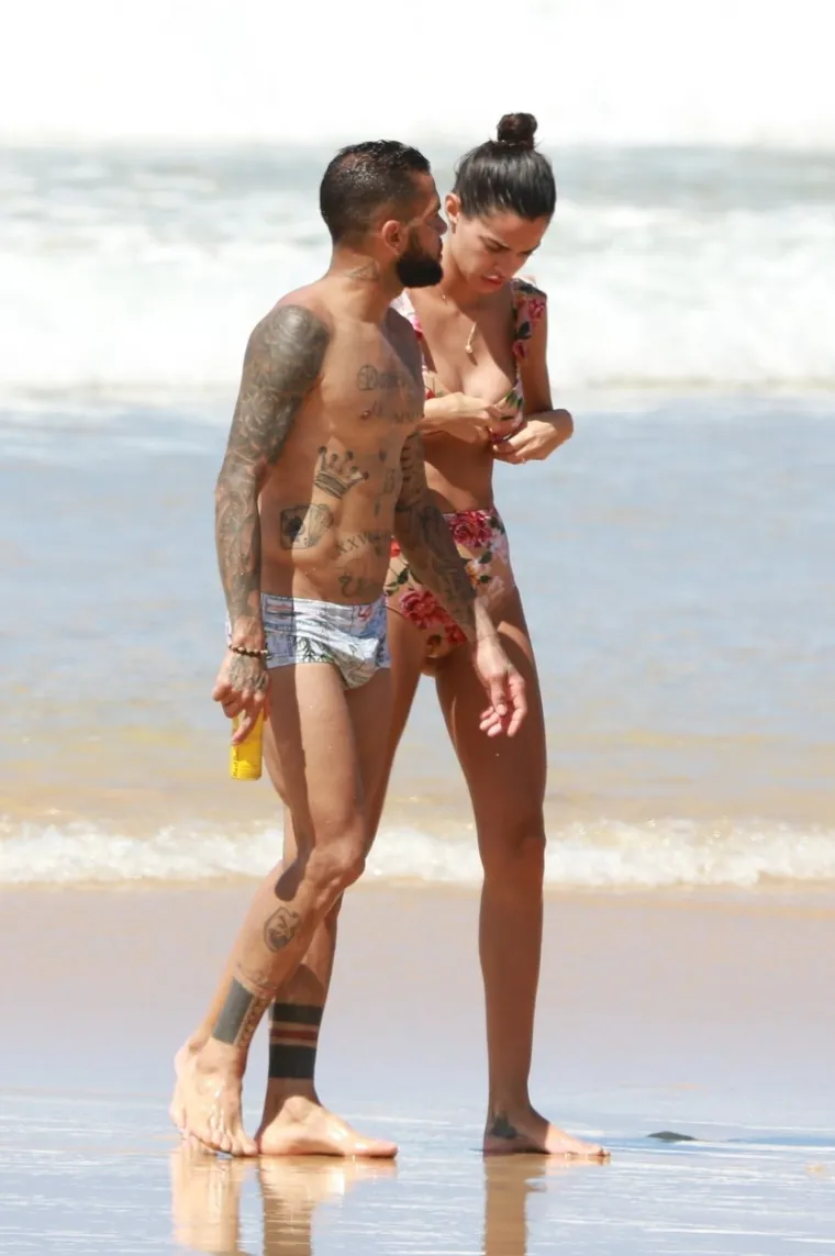[FOTO] DANI ALVES SE NIJE MOGAO SUZDRŽATI PORED VRUĆE SUPRUGE: Par nije znao da ih snimaju na plaži