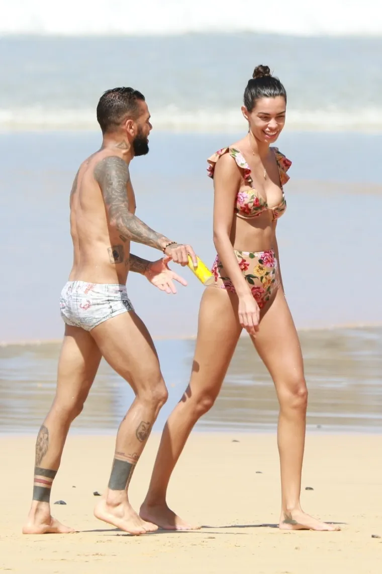 [FOTO] DANI ALVES SE NIJE MOGAO SUZDRŽATI PORED VRUĆE SUPRUGE: Par nije znao da ih snimaju na plaži