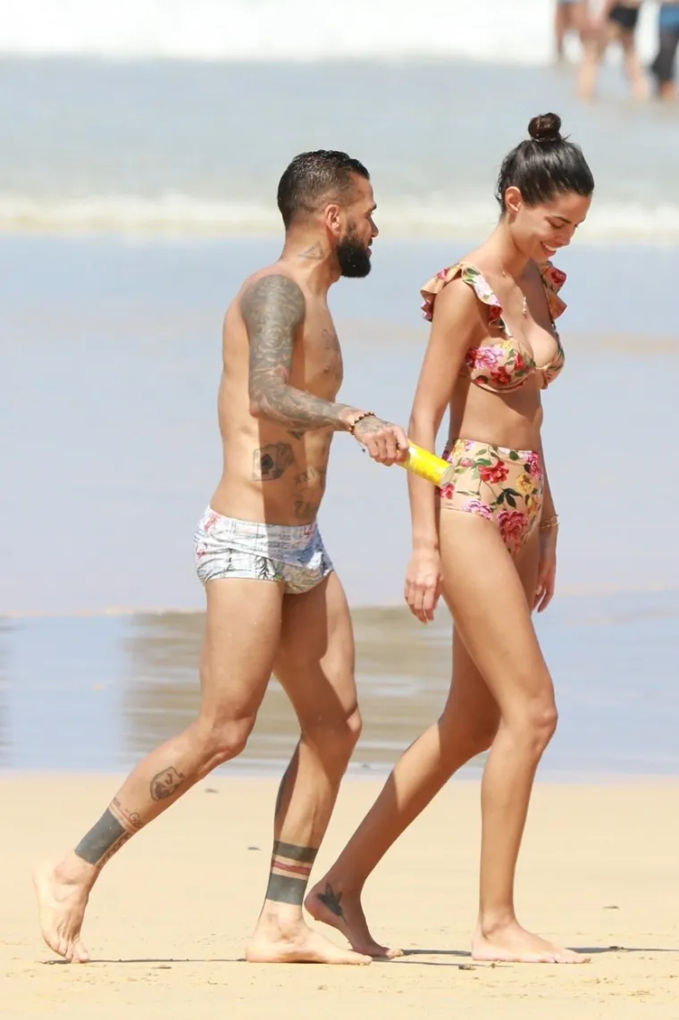 [FOTO] DANI ALVES SE NIJE MOGAO SUZDRŽATI PORED VRUĆE SUPRUGE: Par nije znao da ih snimaju na plaži