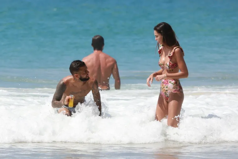 [FOTO] DANI ALVES SE NIJE MOGAO SUZDRŽATI PORED VRUĆE SUPRUGE: Par nije znao da ih snimaju na plaži