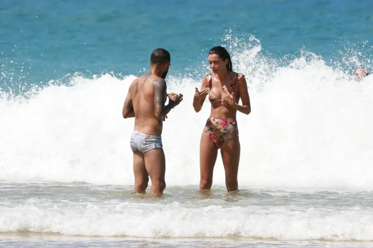 [FOTO] DANI ALVES SE NIJE MOGAO SUZDRŽATI PORED VRUĆE SUPRUGE: Par nije znao da ih snimaju na plaži