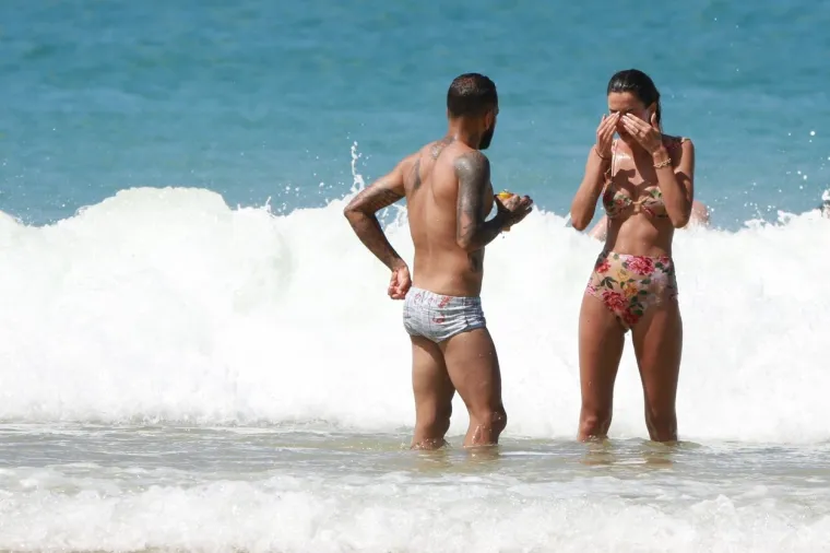 [FOTO] DANI ALVES SE NIJE MOGAO SUZDRŽATI PORED VRUĆE SUPRUGE: Par nije znao da ih snimaju na plaži