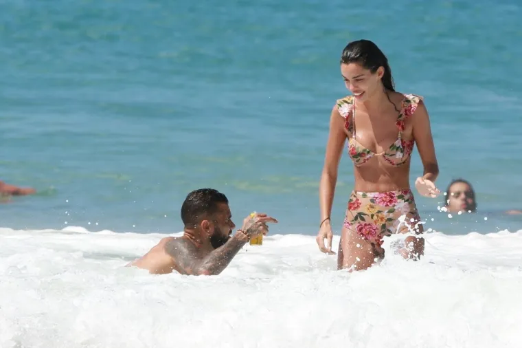 [FOTO] DANI ALVES SE NIJE MOGAO SUZDRŽATI PORED VRUĆE SUPRUGE: Par nije znao da ih snimaju na plaži