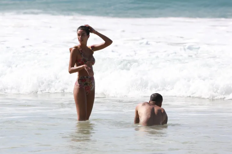 [FOTO] DANI ALVES SE NIJE MOGAO SUZDRŽATI PORED VRUĆE SUPRUGE: Par nije znao da ih snimaju na plaži