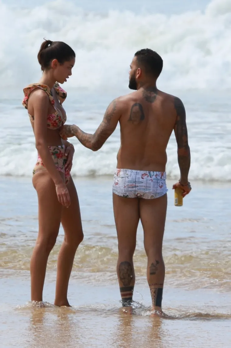 [FOTO] DANI ALVES SE NIJE MOGAO SUZDRŽATI PORED VRUĆE SUPRUGE: Par nije znao da ih snimaju na plaži