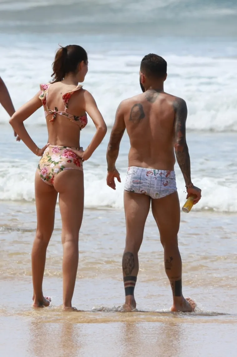[FOTO] DANI ALVES SE NIJE MOGAO SUZDRŽATI PORED VRUĆE SUPRUGE: Par nije znao da ih snimaju na plaži