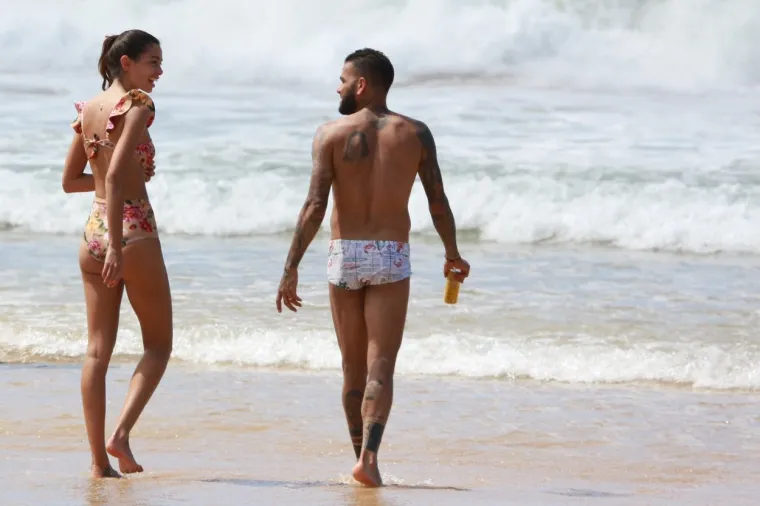 [FOTO] DANI ALVES SE NIJE MOGAO SUZDRŽATI PORED VRUĆE SUPRUGE: Par nije znao da ih snimaju na plaži