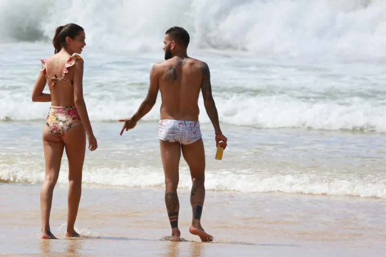 [FOTO] DANI ALVES SE NIJE MOGAO SUZDRŽATI PORED VRUĆE SUPRUGE: Par nije znao da ih snimaju na plaži