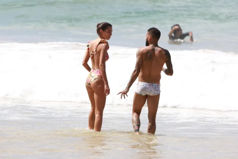 [FOTO] DANI ALVES SE NIJE MOGAO SUZDRŽATI PORED VRUĆE SUPRUGE: Par nije znao da ih snimaju na plaži