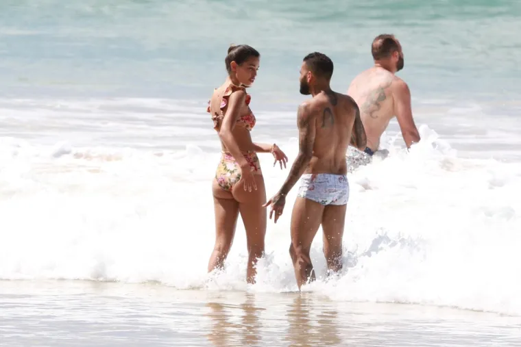 [FOTO] DANI ALVES SE NIJE MOGAO SUZDRŽATI PORED VRUĆE SUPRUGE: Par nije znao da ih snimaju na plaži