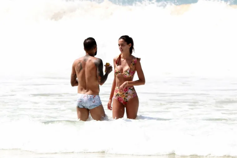 [FOTO] DANI ALVES SE NIJE MOGAO SUZDRŽATI PORED VRUĆE SUPRUGE: Par nije znao da ih snimaju na plaži