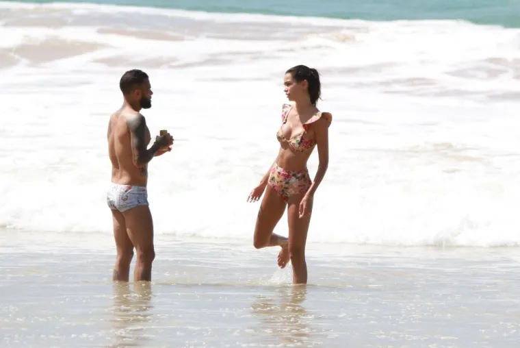 [FOTO] DANI ALVES SE NIJE MOGAO SUZDRŽATI PORED VRUĆE SUPRUGE: Par nije znao da ih snimaju na plaži