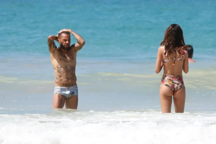 [FOTO] DANI ALVES SE NIJE MOGAO SUZDRŽATI PORED VRUĆE SUPRUGE: Par nije znao da ih snimaju na plaži