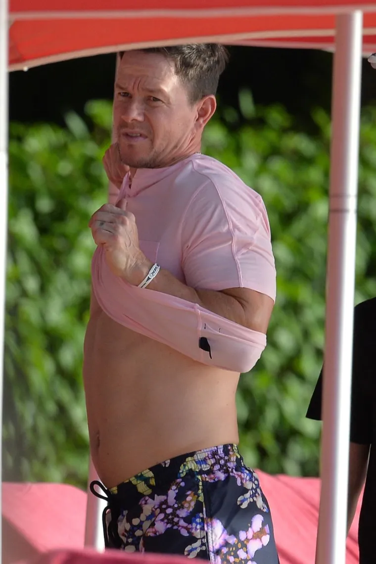 ŽENE SU DEVEDESETIH SLINILE ZA NJIM, A POGLEDAJTE GA SADA, U 49. GODINI: Skinuo majicu i opet zaludio žene diljem svijeta