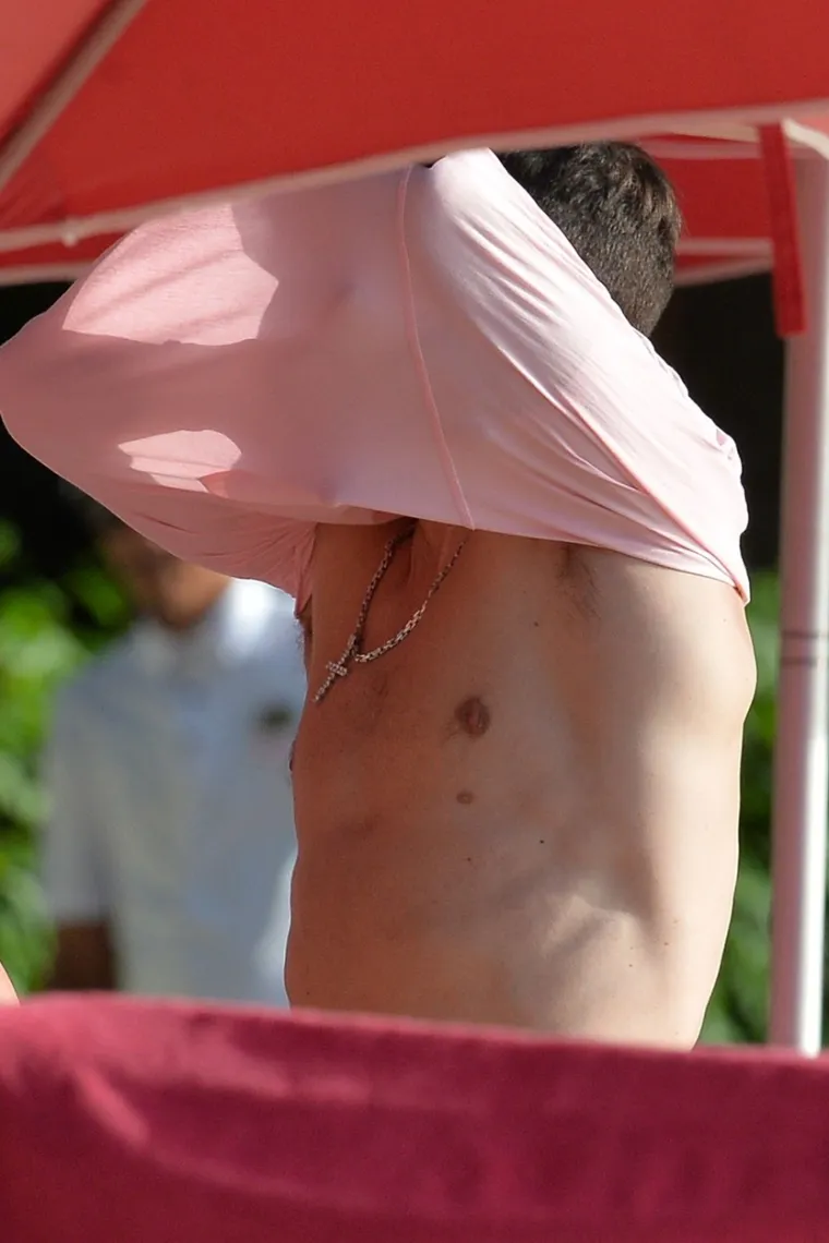 ŽENE SU DEVEDESETIH SLINILE ZA NJIM, A POGLEDAJTE GA SADA, U 49. GODINI: Skinuo majicu i opet zaludio žene diljem svijeta