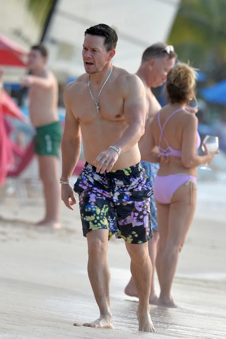 ŽENE SU DEVEDESETIH SLINILE ZA NJIM, A POGLEDAJTE GA SADA, U 49. GODINI: Skinuo majicu i opet zaludio žene diljem svijeta