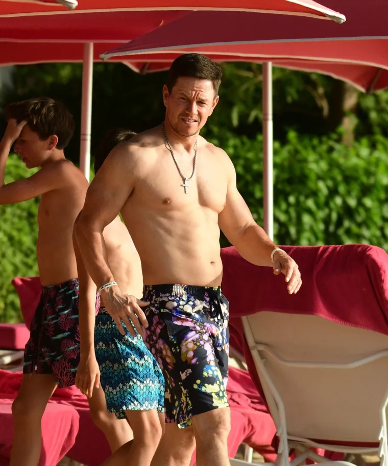 ŽENE SU DEVEDESETIH SLINILE ZA NJIM, A POGLEDAJTE GA SADA, U 49. GODINI: Skinuo majicu i opet zaludio žene diljem svijeta