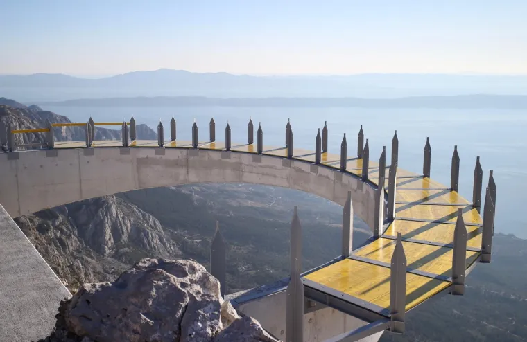 Biste li imali hrabrosti? Nebeska &scaron;etnica na Bikovu: Vi stojite na staklu, a ispod vas 1228 metara padine