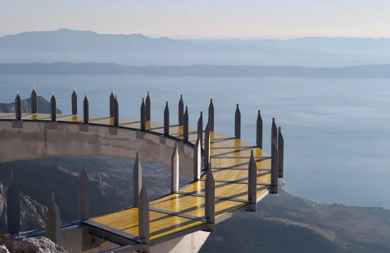 Biste li imali hrabrosti? Nebeska &scaron;etnica na Bikovu: Vi stojite na staklu, a ispod vas 1228 metara padine