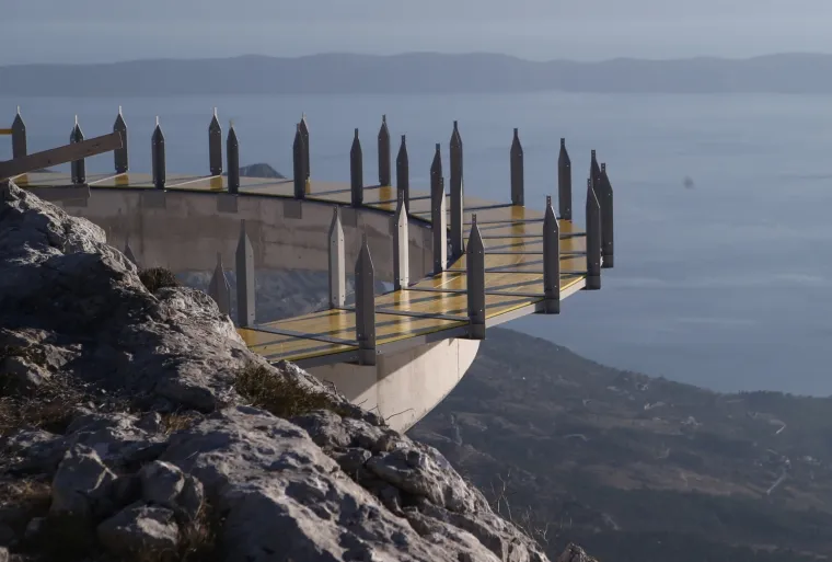 Biste li imali hrabrosti? Nebeska &scaron;etnica na Bikovu: Vi stojite na staklu, a ispod vas 1228 metara padine