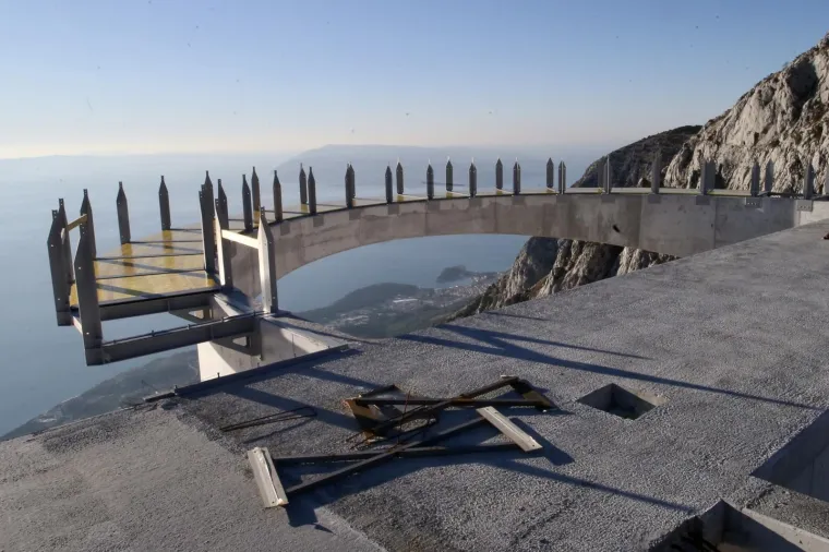 Biste li imali hrabrosti? Nebeska &scaron;etnica na Bikovu: Vi stojite na staklu, a ispod vas 1228 metara padine