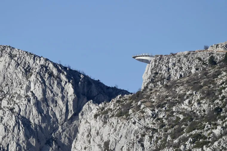 Biste li imali hrabrosti? Nebeska &scaron;etnica na Bikovu: Vi stojite na staklu, a ispod vas 1228 metara padine