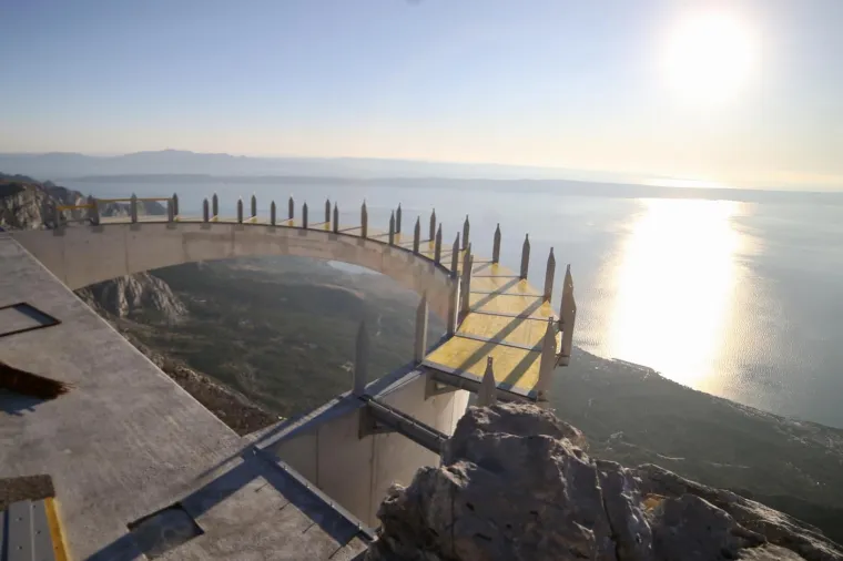 Biste li imali hrabrosti? Nebeska &scaron;etnica na Bikovu: Vi stojite na staklu, a ispod vas 1228 metara padine