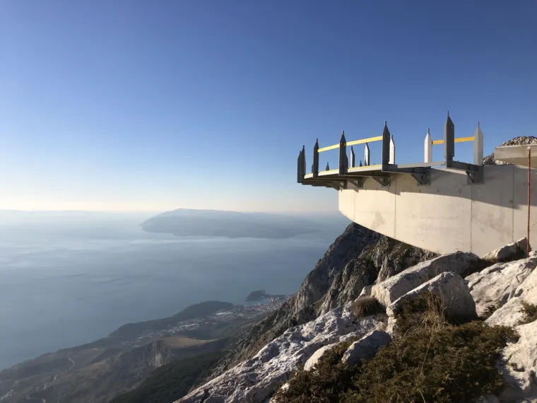 Biste li imali hrabrosti? Nebeska &scaron;etnica na Bikovu: Vi stojite na staklu, a ispod vas 1228 metara padine