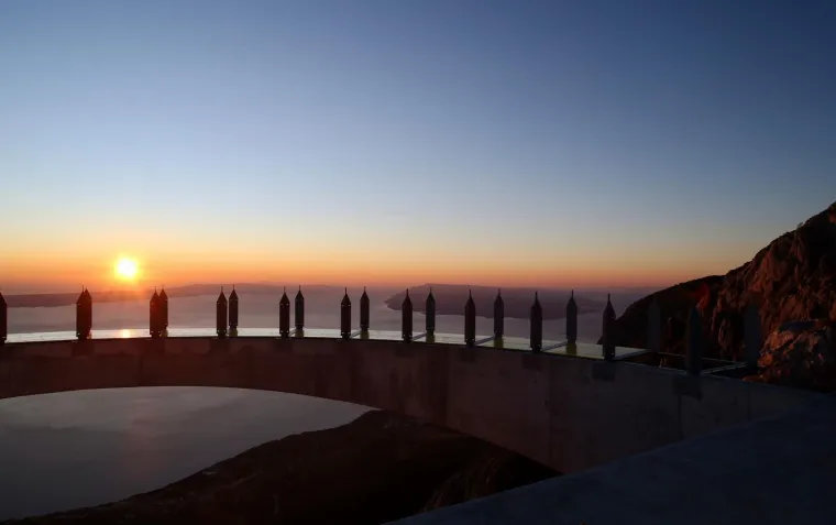 Biste li imali hrabrosti? Nebeska &scaron;etnica na Bikovu: Vi stojite na staklu, a ispod vas 1228 metara padine