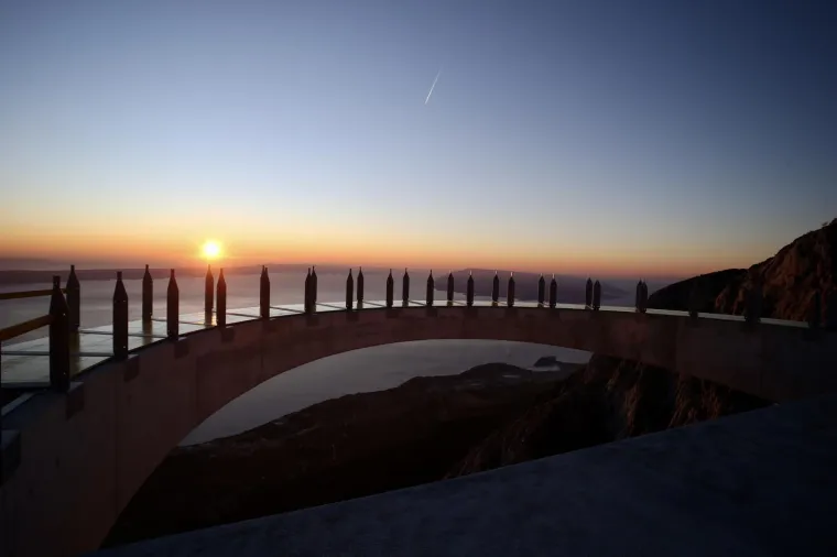 Biste li imali hrabrosti? Nebeska &scaron;etnica na Bikovu: Vi stojite na staklu, a ispod vas 1228 metara padine